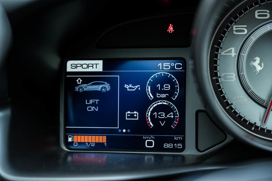 Детали интерьера Ferrari GTC4Lusso 2016 года  (JP) (фото 14 из 24)